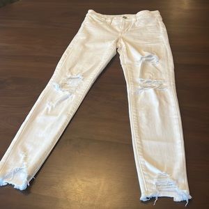 Distressed white American Eagle jeans. Size 4, Excellent condition,